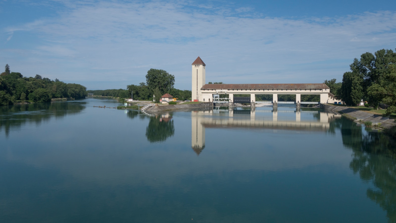 crues et secheresse a body of water with a building in the background